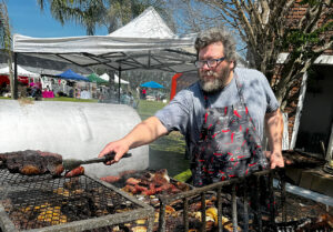 Alejandro Luaces en la parrilla en un Día de Campo agroecológico en El Mecenas
