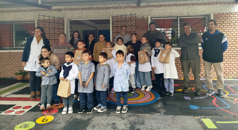 Foto grupal de participantes en la jornada de huerta escolar agroecológica en Paysandú